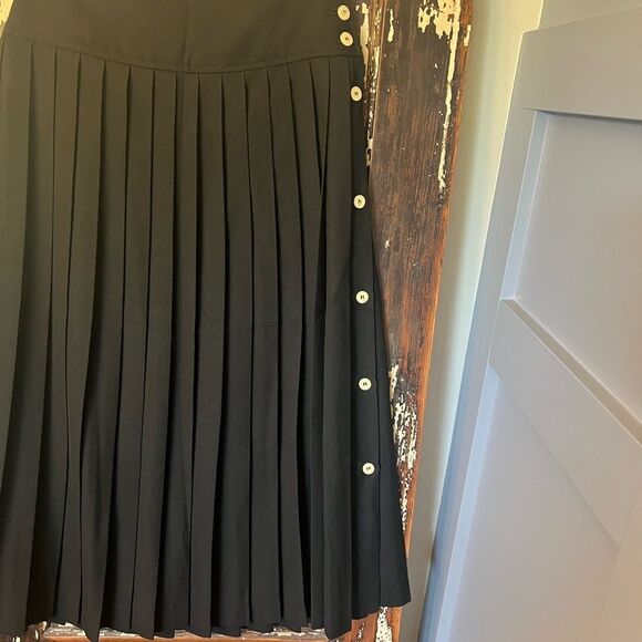 Vintage Chopard Elegant Black Pleated Skirt with Button Detail size 8. - Picture 3 of 9